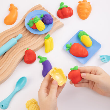 SET CREATIV PLASTILINA + 19 ACCESORII FRUCTE SI LEGUME DELI